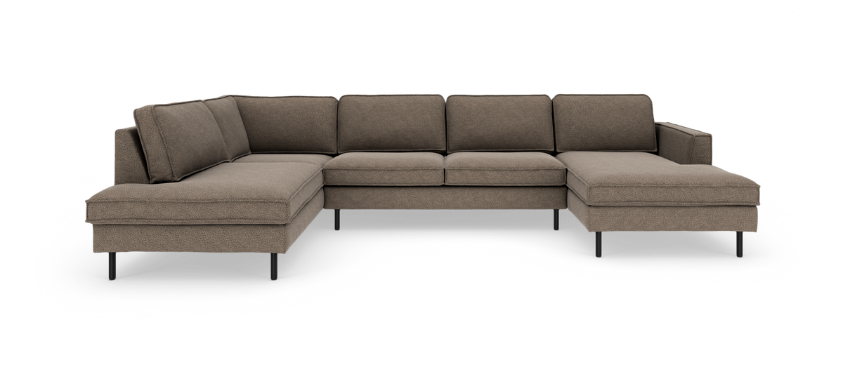 Brun L-formet modulsofa med chaiselong på højre side, slanke sorte ben, frilagt på hvid baggrund.