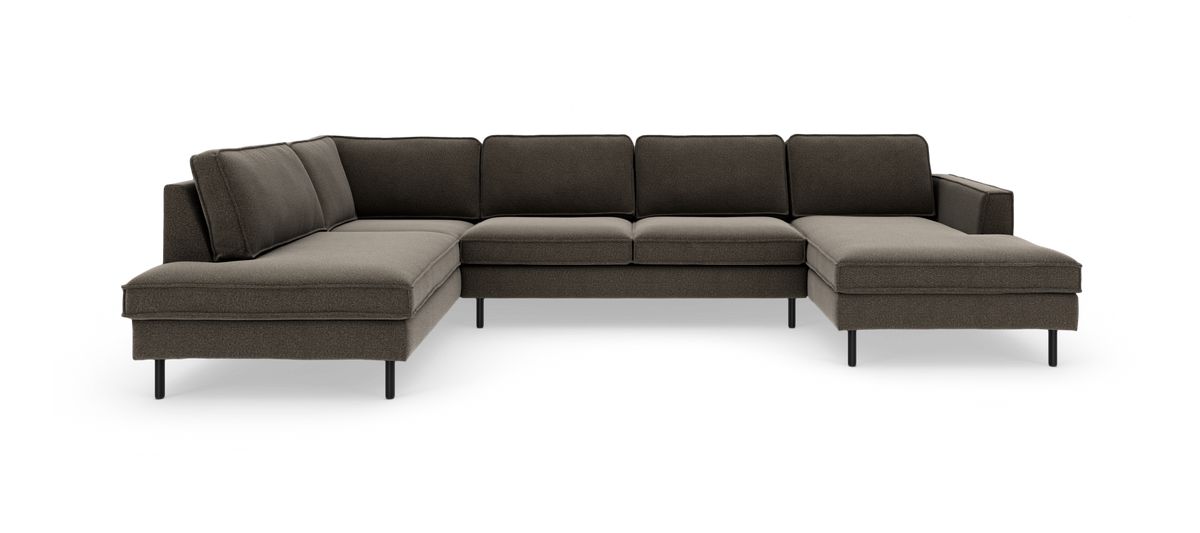 Mørkebrun modul-hjørnesofa med dobbelt chaiselong og slanke sorte ben, frilagt på hvid baggrund.