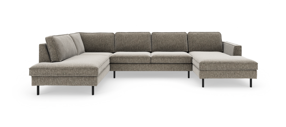 Stor hjørnesofa med chaiselonger på begge sider i gråbeige stof med slanke sorte ben.