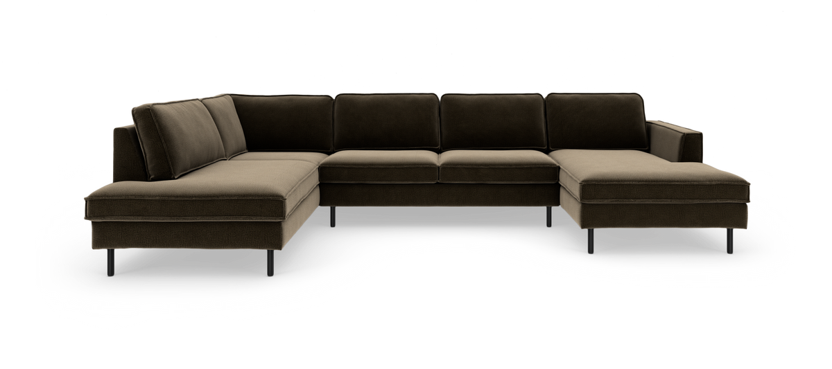 Modulær mørkebrun hjørnesofa med chaiselong i begge ender og slanke sorte ben, frilagt på hvid baggrund.