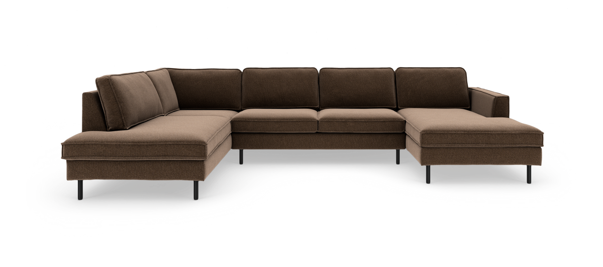 Brun modulsofa i hjørne med chaiselong i begge ender og slanke sorte ben, frilagt på hvid baggrund.