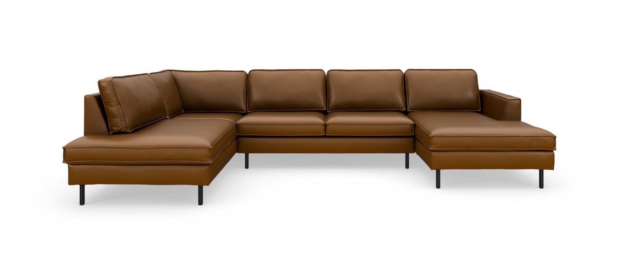 Brun L‑formet lædersofa med chaiselong til højre og slanke sorte ben, frontvisning.