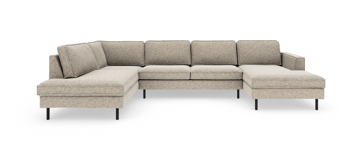 Beige L-formet modulsofa med to chaiselonger og sorte ben, frilagt på hvid baggrund.
