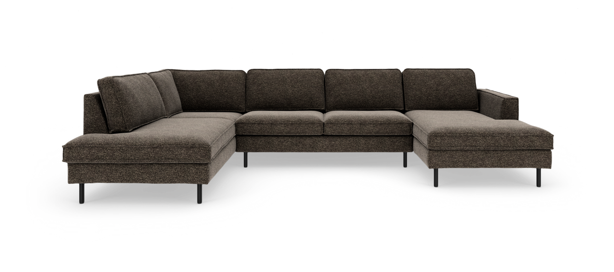 Brun U‑formet modulsofa med chaiselonger på begge sider og slanke sorte ben, frilagt på hvid baggrund.