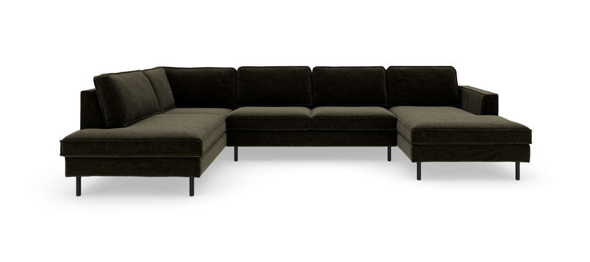 Mørkegrøn stof-hjørnesofa med chaiselong til højre, frilagt på hvid baggrund.
