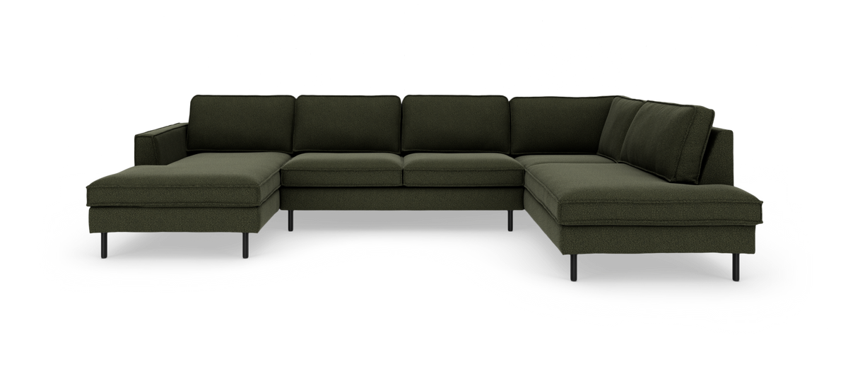Mørkegrøn modulær hjørnesofa med chaiselong i begge ender, slanke sorte ben, fritlagt på hvid baggrund.