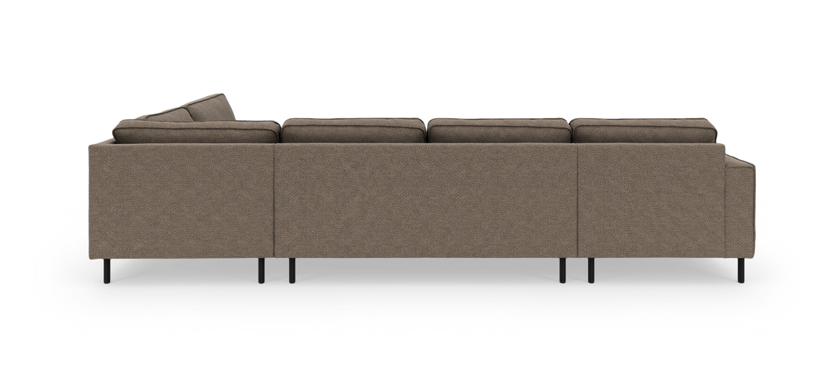 Brun firesædet sofa set bagfra med rene linjer og sorte ben på hvid baggrund.