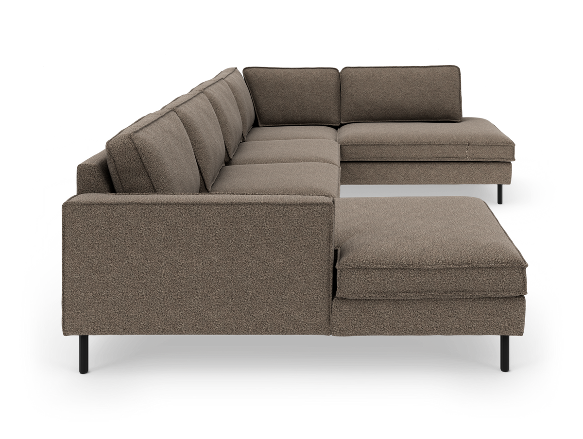 Brun L-formet modulsofa med chaiselong og sorte metalben på hvid baggrund.