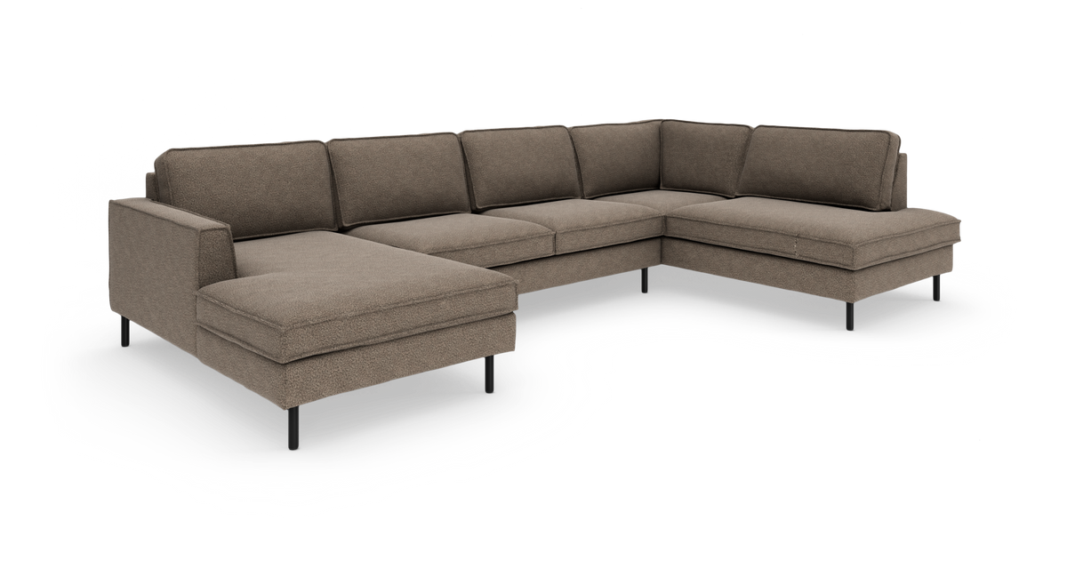 Brun modulær hjørnesofa med chaiselong og slanke sorte metalben på hvid baggrund.