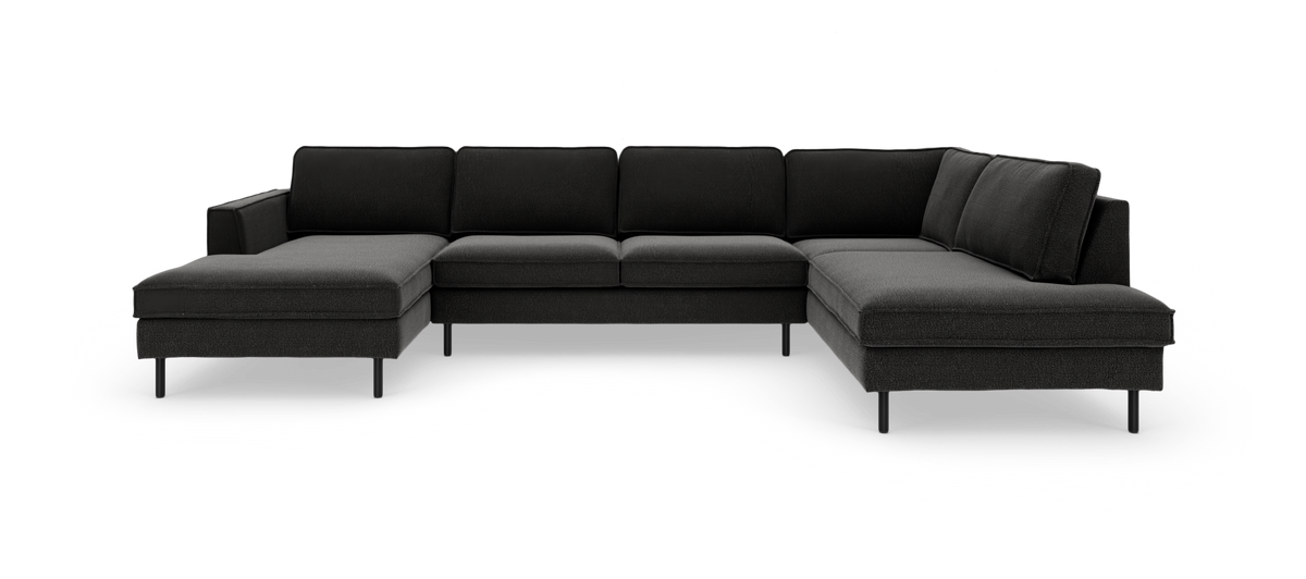 Modulær mørkegrå U-sofa med chaiselong i begge sider og slanke sorte ben, frilagt på hvid baggrund.