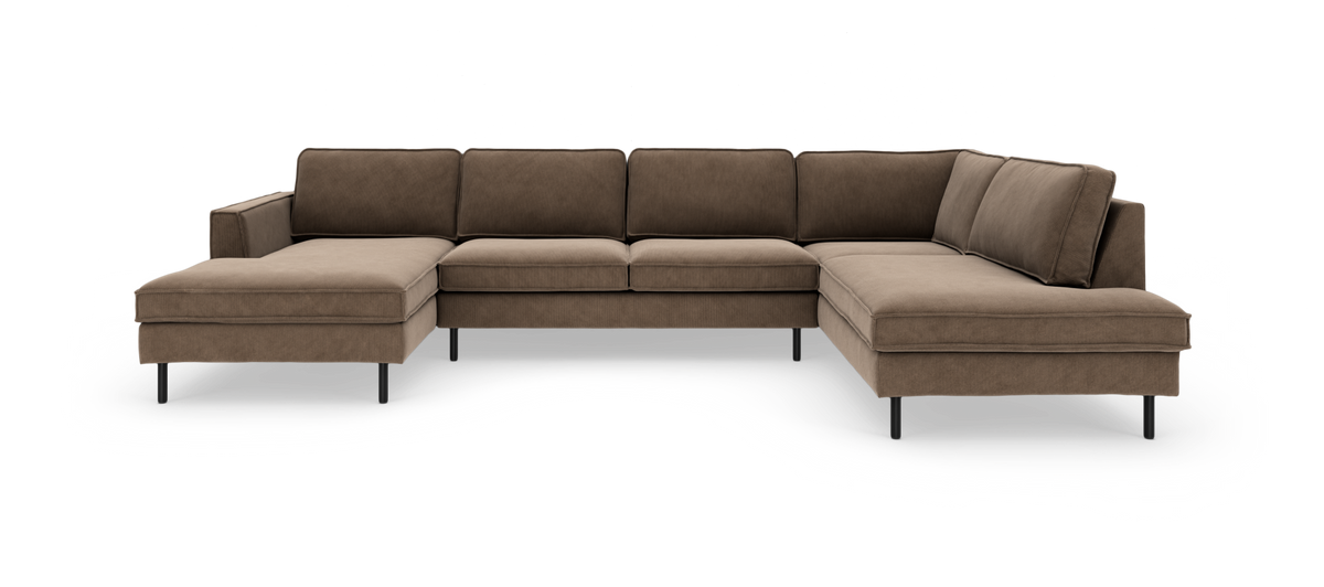 Brun U-formet hjørnesofa i tekstil med chaiselong i begge ender og slanke sorte ben, fritlagt på hvid baggrund.