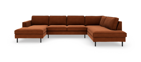 U‑formet modulsofa i rust/rød tekstil med chaiselong i begge ender og slanke sorte ben.