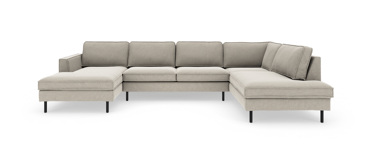 Beige U-formet modulsofa med chaiselong i begge ender og slanke sorte ben, set forfra.