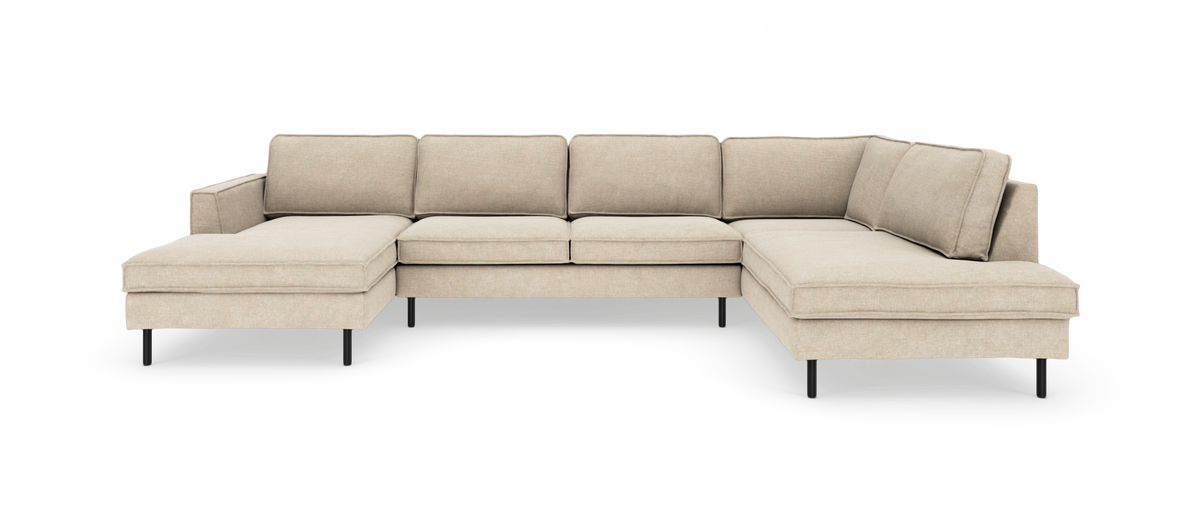 Beige U-formet modulsofa med chaiselong i begge ender og sorte ben, frilagt på hvid baggrund.
