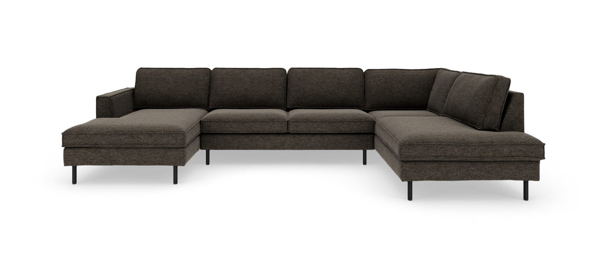 Mørkegrå U‑sofa i stof med chaiselong i begge ender og slanke sorte ben, fotograferet i studie mod hvid baggrund.