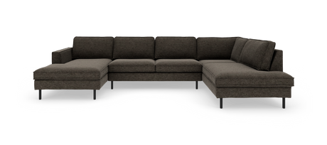 Mørkegrå U‑sofa i stof med chaiselong i begge ender og slanke sorte ben, fotograferet i studie mod hvid baggrund.