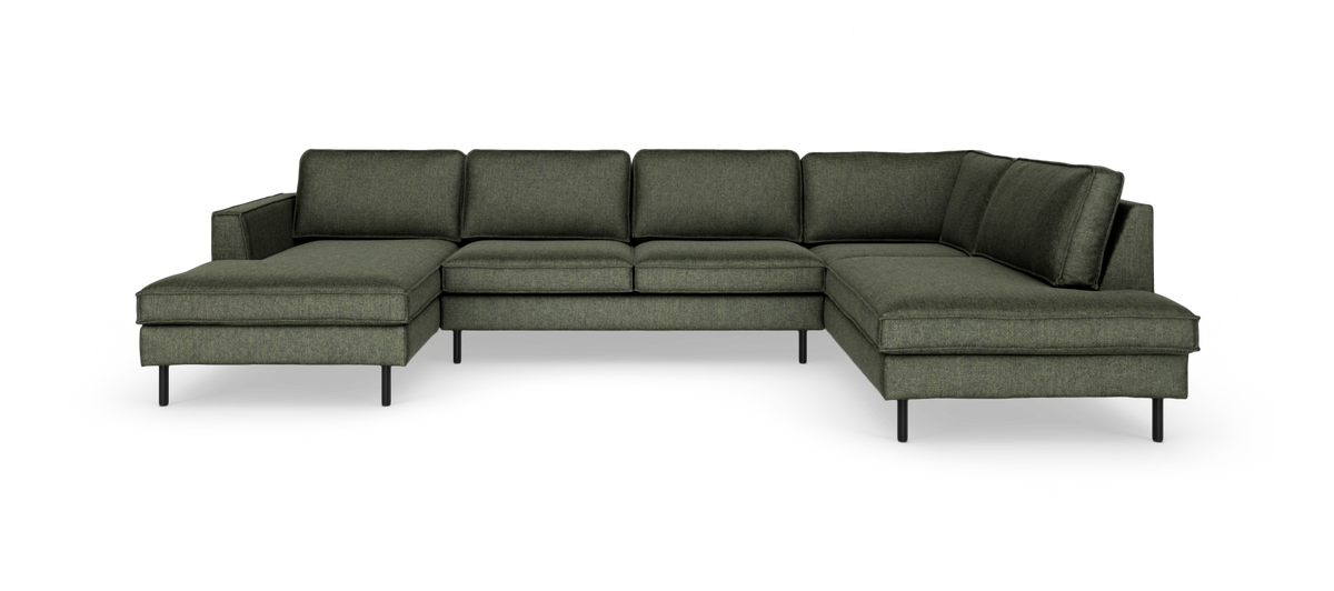 Stor U-formet hjørnesofa i mørkegrønt stof med slanke sorte ben.