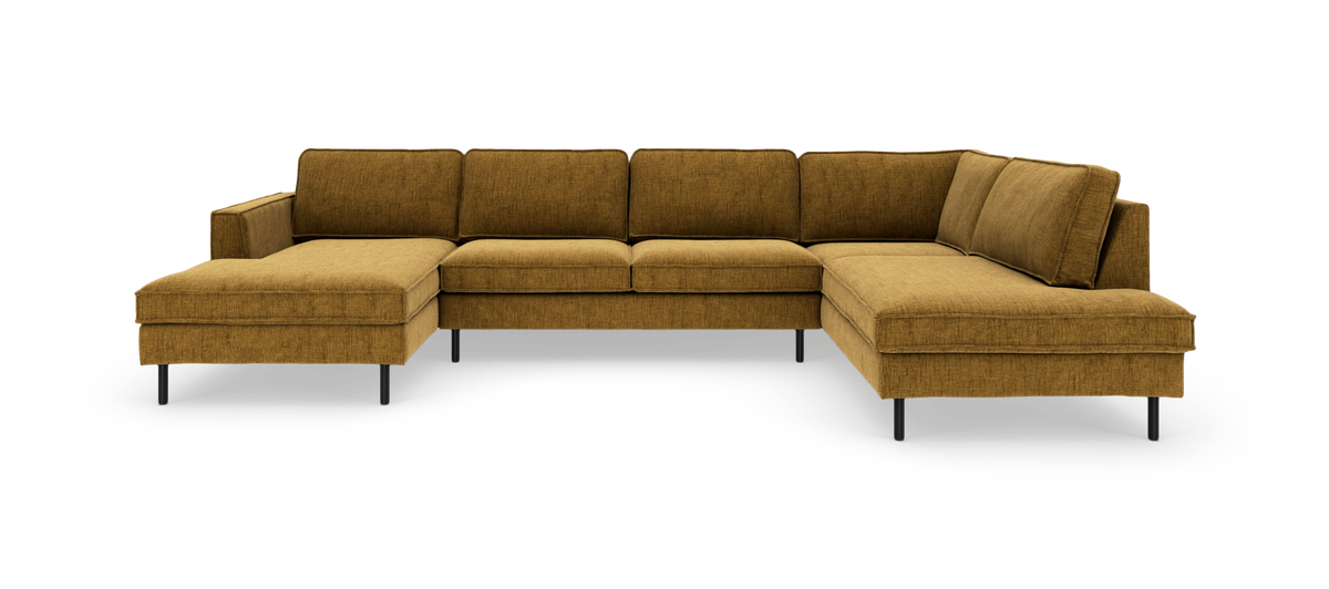 U‑formet modulsofa med chaiselong i begge ender, sennepsgul stofpolstring og sorte ben, frilagt mod hvid baggrund.
