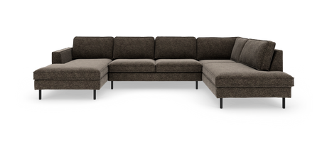 Mørkebrun U‑sofa med chaiselong i begge ender og slanke sorte ben, frilagt på hvid baggrund.