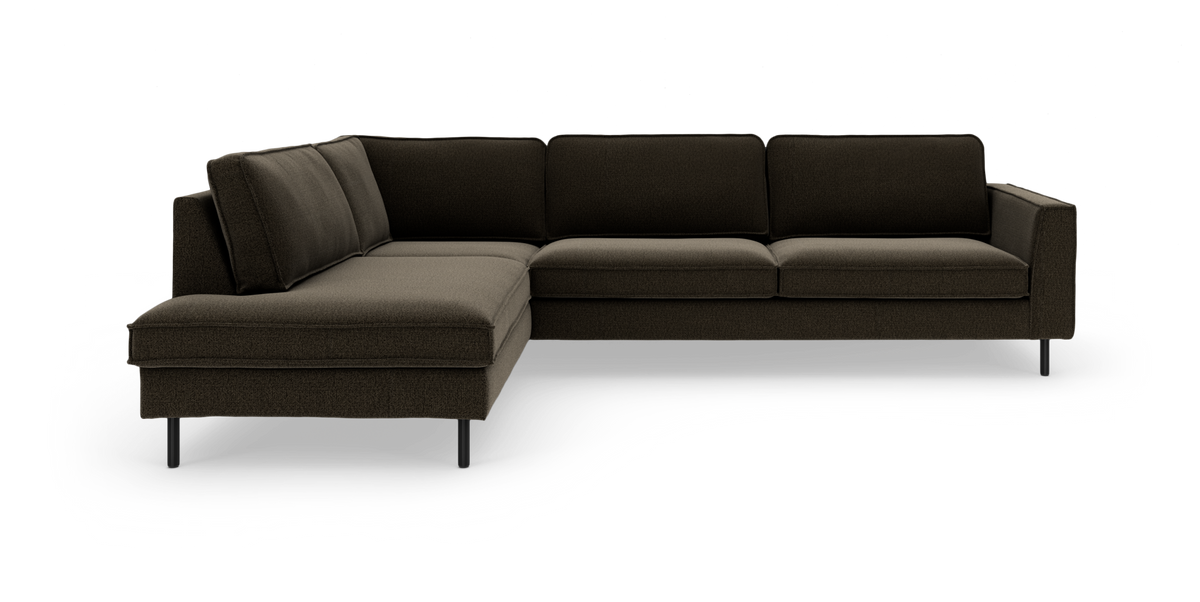 Mørkebrun L‑sofa med chaiselong til venstre på slanke metalben, fritlagt mod hvid baggrund.
