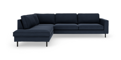 Mørkeblå L‑sofa med venstrevendt chaiselong, slanke sorte ben og moderne design på hvid baggrund.