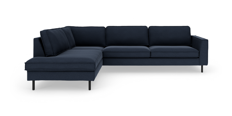 Mørkeblå L‑sofa med venstrevendt chaiselong, slanke sorte ben og moderne design på hvid baggrund._ps