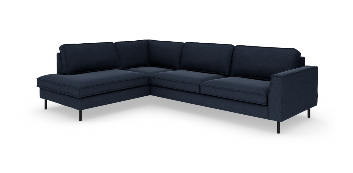 Mørkeblå L‑sofa i stof med venstrevendt chaiselong og slanke sorte ben, fritlagt på hvid baggrund.