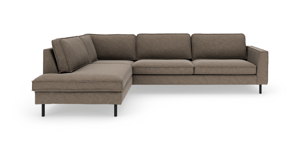 Brun L‑formet sofa med chaiselong til venstre, slanke sorte ben og lige armlæn.