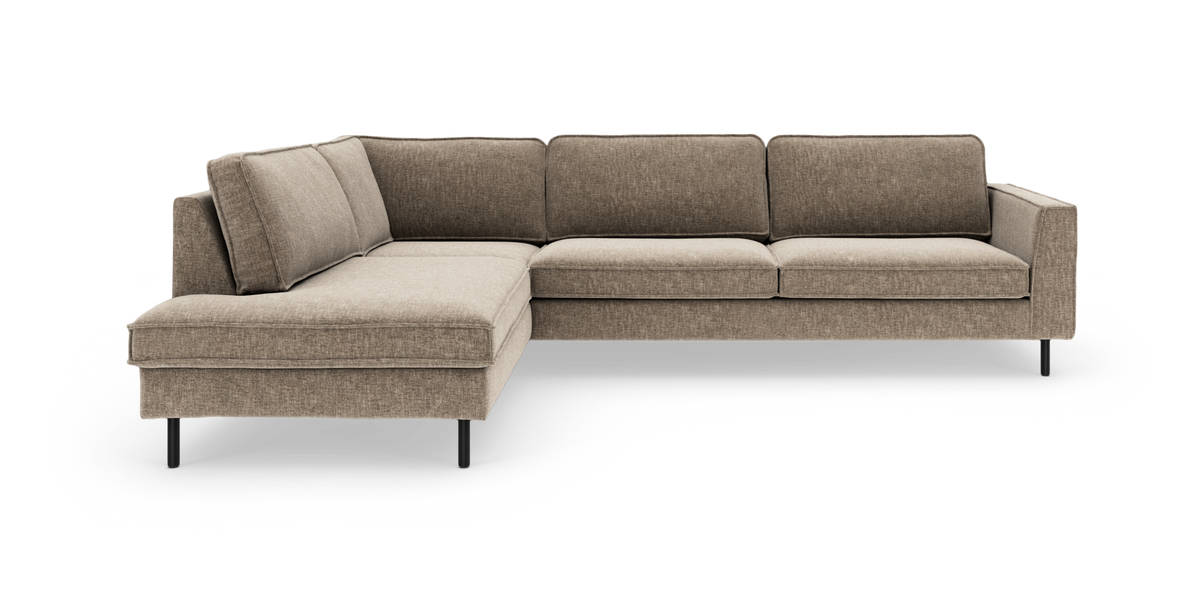 Beige/brun hjørnesofa med chaiselong til venstre og slanke sorte ben, moderne design på hvid baggrund.