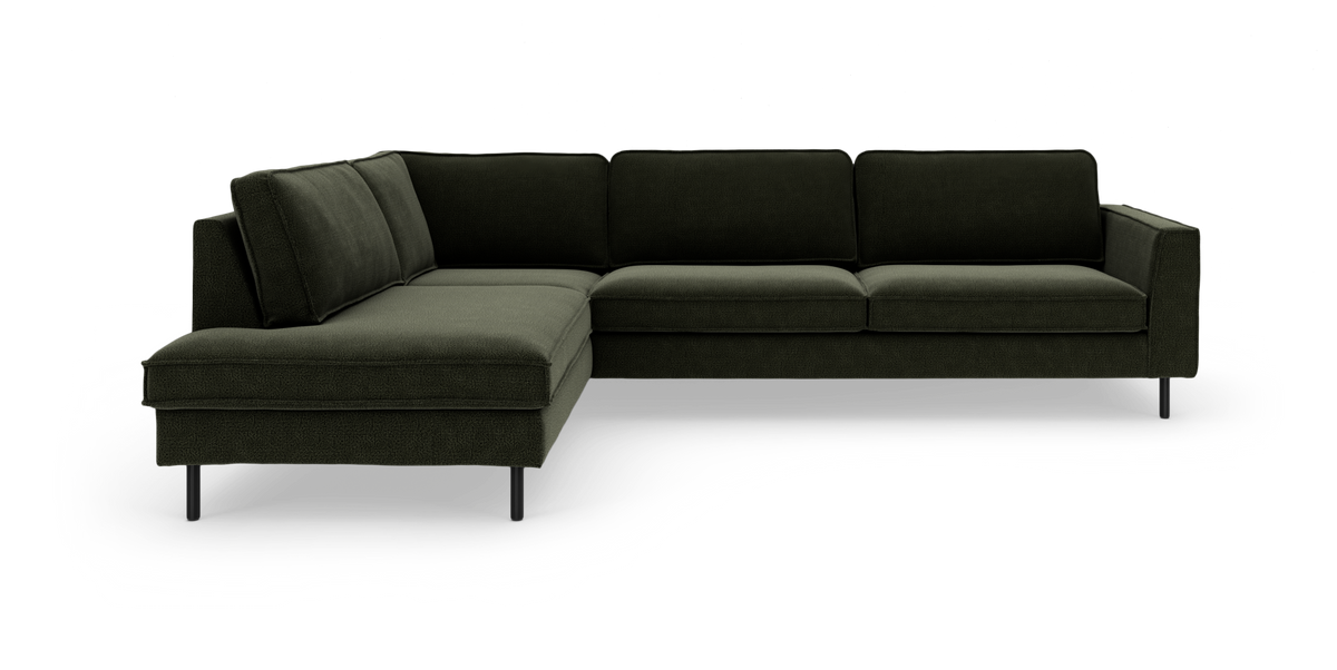 Mørkegrøn L‑sofa med venstrevendt chaiselong, slanke metalben og lige armlæn.
