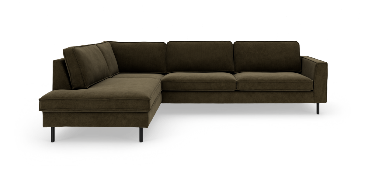Mørkegrøn L‑sofa med venstrevendt chaiselong og slanke sorte ben, fritstående mod hvid baggrund.