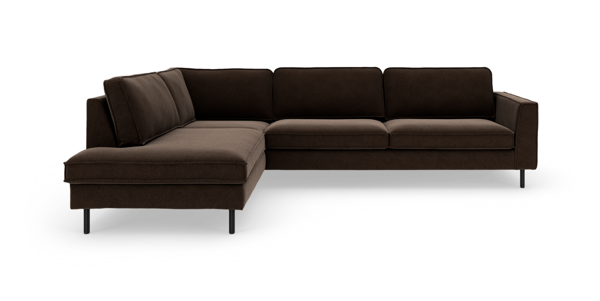 Mørkebrun hjørnesofa i L-form med venstrevendt chaiselong og slanke sorte metalben, studiefoto.