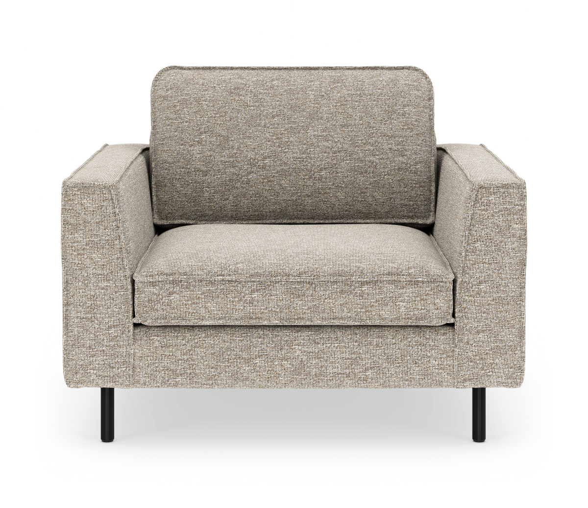 Beige lænestol i moderne, minimalistisk design med stofbetræk og sorte metalben, fotograferet forfra.