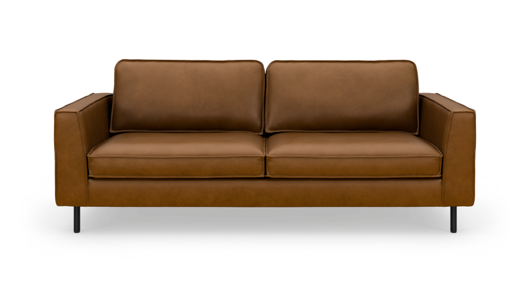 Brun lædersofa med lige armlæn og metalben, set forfra på hvid baggrund.