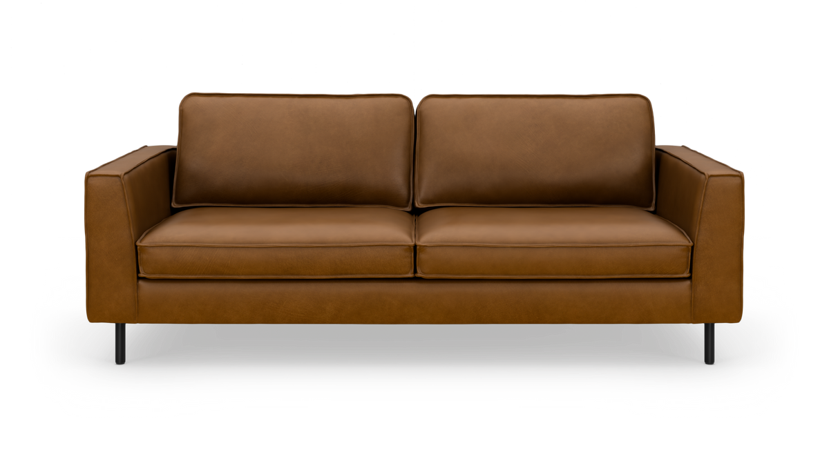 Brun lædersofa med lige armlæn og metalben, set forfra på hvid baggrund.