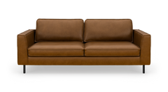 Brun lædersofa med lige armlæn og metalben, set forfra på hvid baggrund.