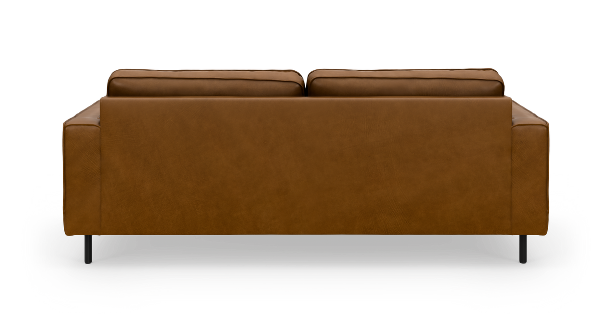 Brun lædersofa set bagfra på hvid baggrund.