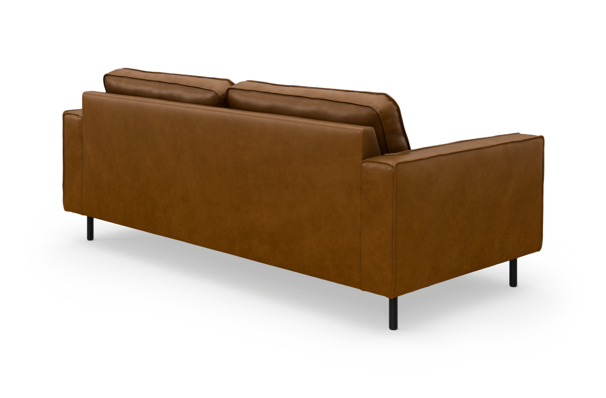 Brun lædersofa med slanke sorte ben set bagfra i vinkel, fritlagt på hvid baggrund.