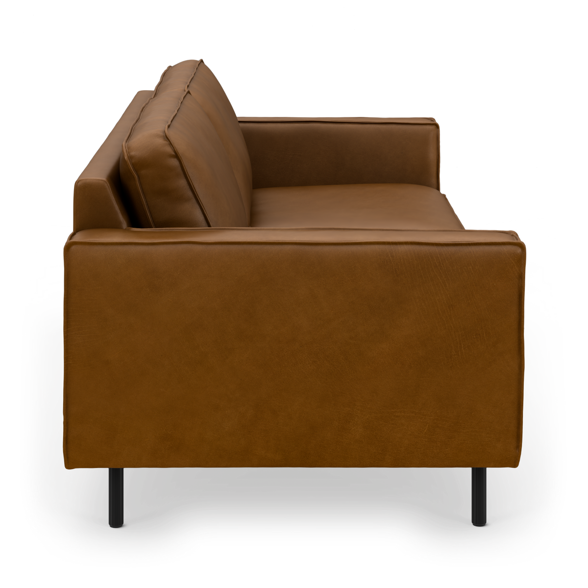 Brun lædersofa i sideview på hvid studiobaggrund med slanke sorte ben.