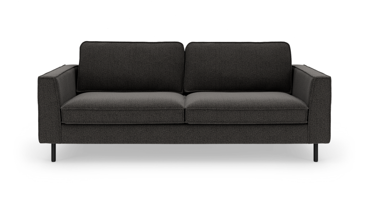 Mørkegrå sofa med to sæde- og ryghynder, lige armlæn og sorte ben, fotograferet lige forfra.