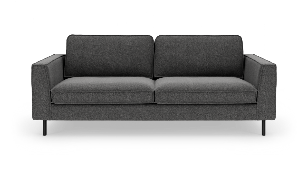 Mørkegrå 3-personers sofa med rette armlæn og slanke sorte ben, set forfra.