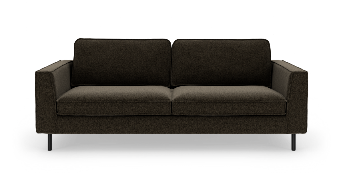 Mørkebrun tresæders sofa med lige armlæn og slanke metalben, frontvisning.