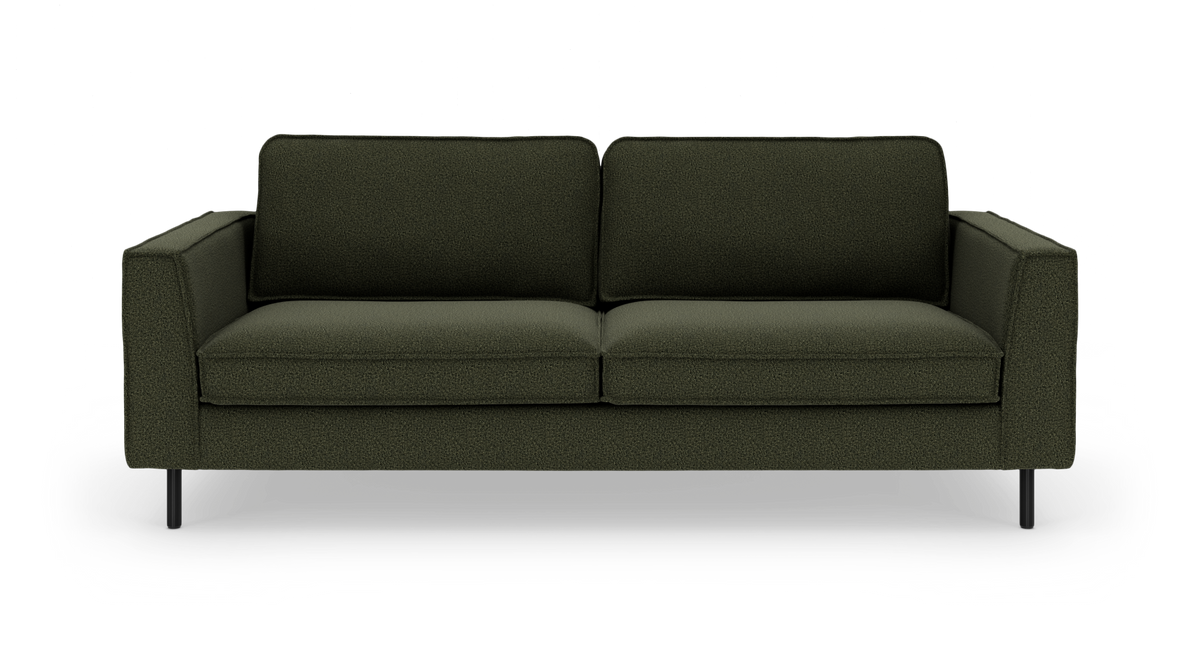 Mørkegrøn tresæders sofa med lige armlæn og sorte metalben, frilagt på hvid baggrund.