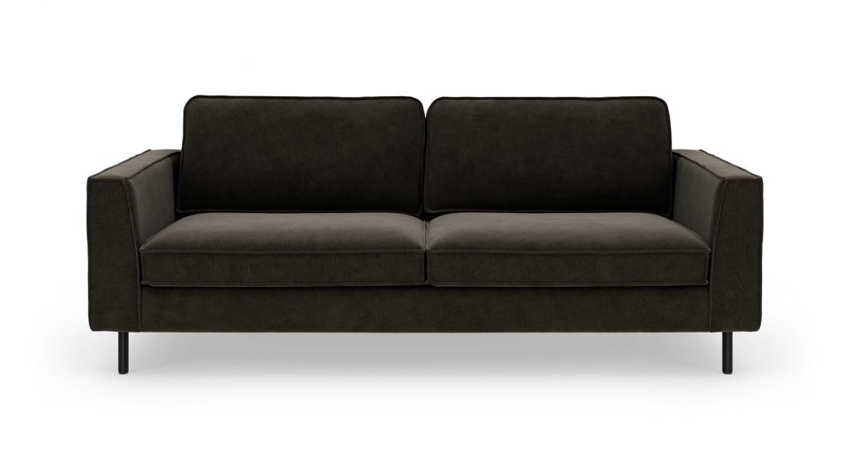 Mørkebrun 3-personers sofa med lige armlæn og slanke metalben, frilagt på hvid baggrund.