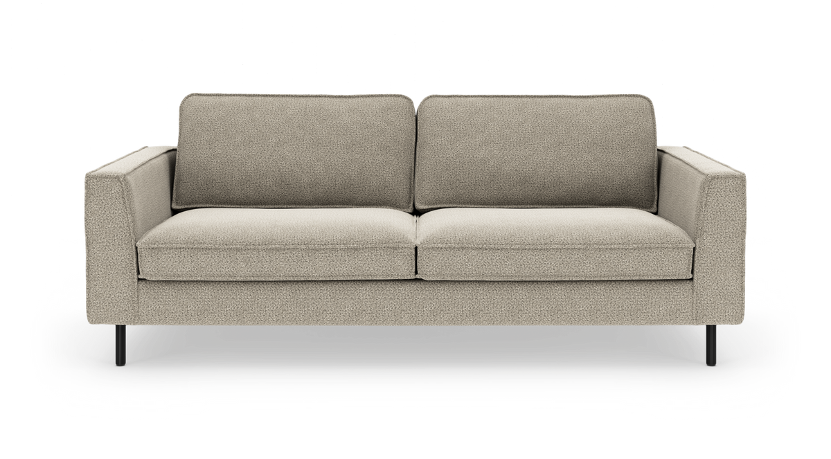 Beige 3-personers sofa med rette armlæn og sorte ben, frilagt på hvid baggrund.