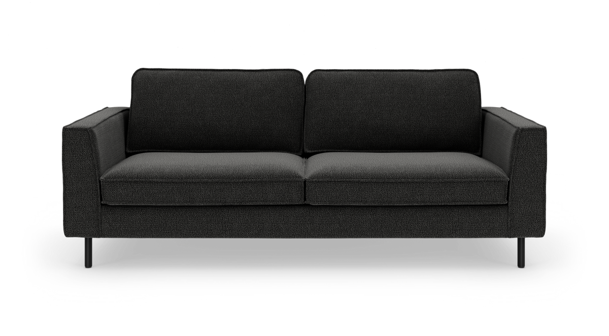 Mørkegrå tresæders sofa med lige armlæn og slanke sorte ben, set forfra.