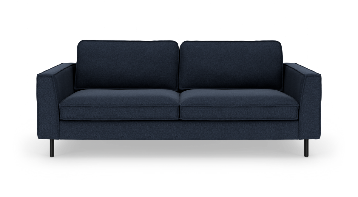 Mørkeblå tresæders sofa med lige armlæn og slanke sorte ben, set forfra.
