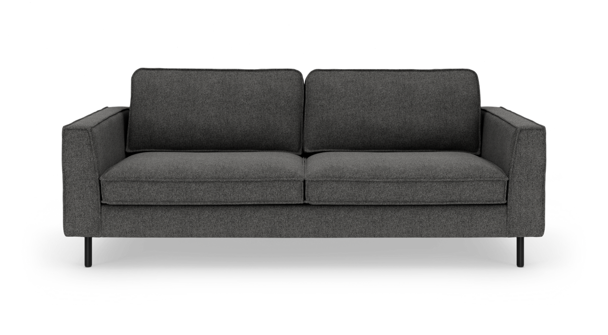 Mørkegrå stofsofa med lige armlæn og slanke sorte ben, set forfra.