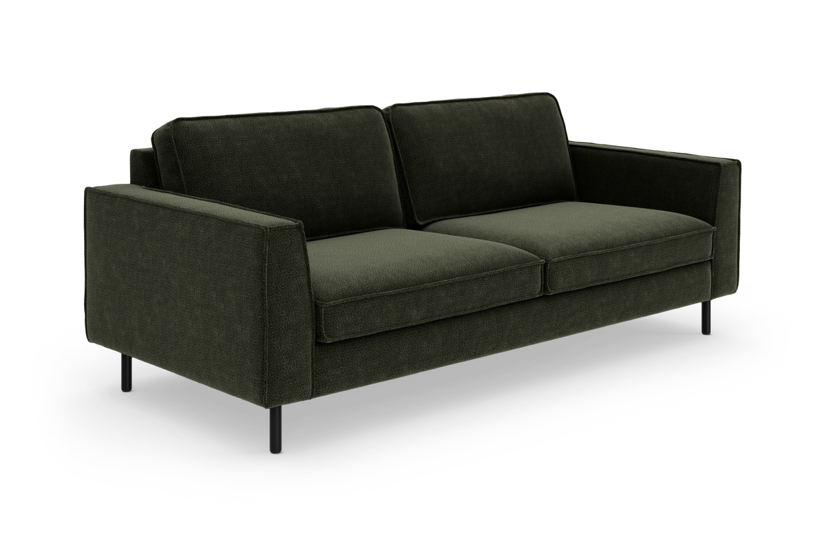 Mørkegrøn moderne 3-personers sofa med lige armlæn, løse sæde- og ryghynder samt sorte ben, fritlagt på hvid baggrund.