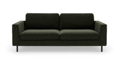 Mørkegrøn 3-personers sofa med rette armlæn og sorte metalben, set forfra på hvid baggrund.